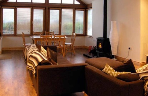 Union Hall Cottage | LOUGH CLUHIR COTTAGE, pet friendly in Union Hall, County Cork