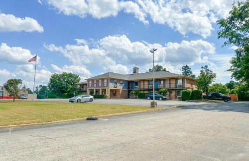 Gough Cabin | Louisville Inn by OYO Louisville Municipal Airport