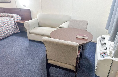 Louisville Hotel | Louisville Inn By Oyo Louisville Municipal Airport