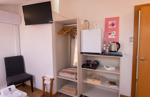 Lousa Apartment | LOUSÃ VARANDA'S HOUSE - Cherry Room