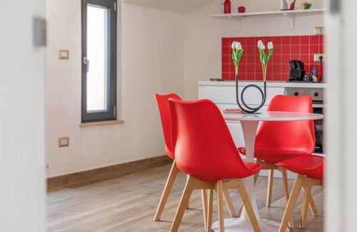 Marta Apartment | [Love Shelter] Attic Room Lake View WiFi Kitchen