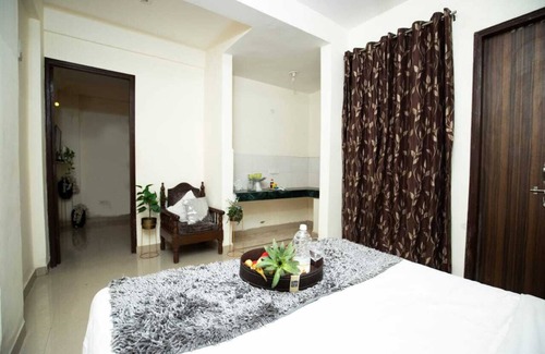 Delhi Apartment | Lovely 1 Bedroom serviced Apartment with covered parking