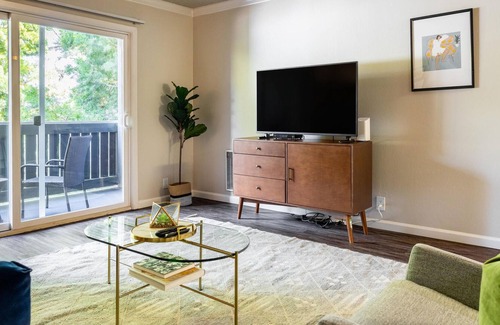 West Alameda Apartment | Lovely 1BR Apartment in Alameda w/ Pool + Parking
