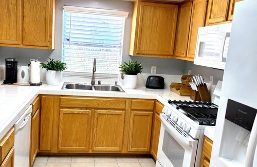 Las Vegas Condo | Lovely 2-bedroom condo with AC, fitness room in vibrant Las Vegas