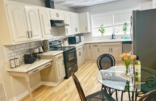 Greenville - Spartanburg Cottage | Lovely 2BR Guesthouse in Greenville Near Furman w/Pond Views & Fire Pit
