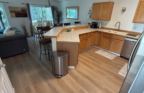 Abbott Loop House | Lovely 3-bedroom townhome in Anchorage