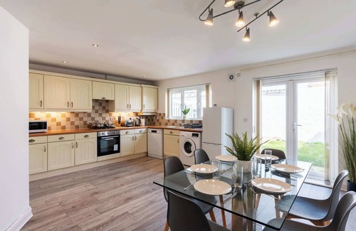 Kirk Sandall House | Lovely 4 Bedroom Home w Parking Near Doncaster