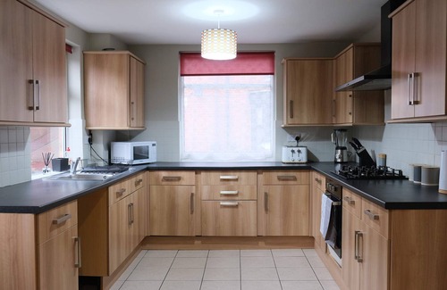 Old Trafford House | Lovely 5 Bedroom Home w Garden near Northampton