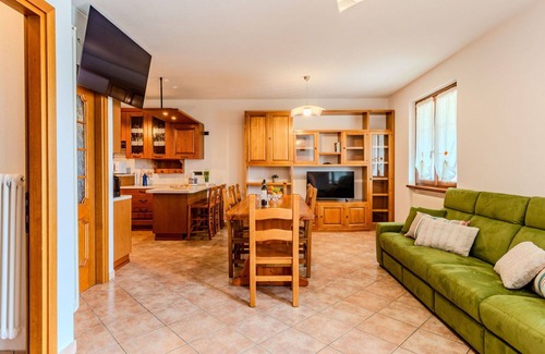 Trezzone Apartment | Lovely apartment for 6 guests with A/C, WIFI, TV, terrace, pets allowed and panoramic view