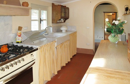 San Martino in Freddana Villa | Lovely apartment in villa for 12 guests with A/C, WIFI, private pool, TV, terrace and pets allowed
