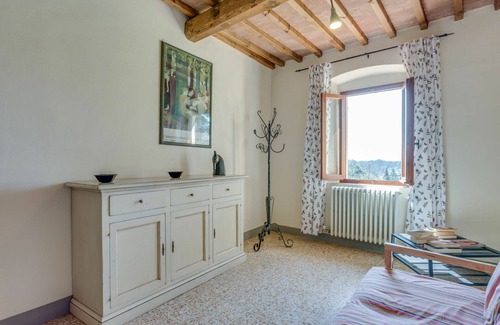 Lamporecchio Villa | Lovely apartment in villa for 14 guests with private pool, WIFI, TV, balcony and pets allowed