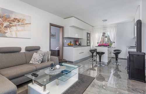 Rasopasno House | Lovely home in Rasopasno with WiFi