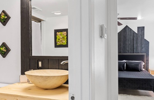 Greenland Hills Apartment | Lovely McKinney Ave Unit