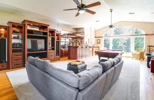 Grants Pass House | Lovely Riverfront Grants Pass Home Pool and Hot Tub