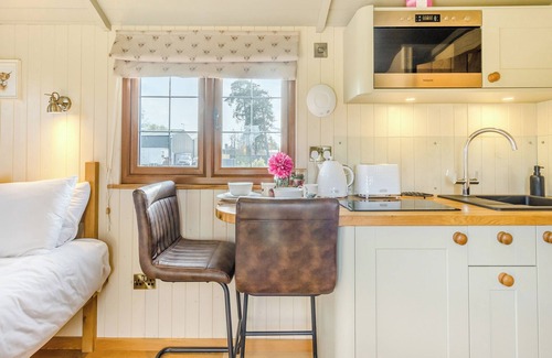 St Harmon Cottage | Lovely Shepherds hut with private hot tub.