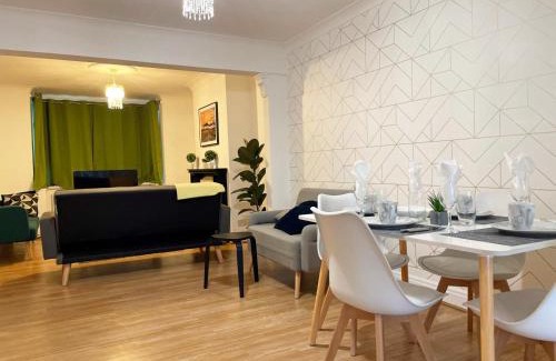 Beeston House | Lovely Spacious House Family & Contractor Friendly 3 Bedroom Near Leeds Centre Sleeps 8