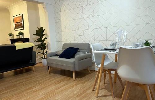 Beeston House | Lovely Spacious House Family & Contractor Friendly 3 Bedroom Near Leeds Centre Sleeps 8