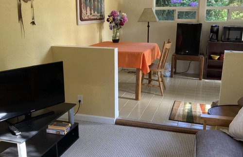 Central Oregon Apartment | Lovely two-bedroom garden suite near Willamette River bike path