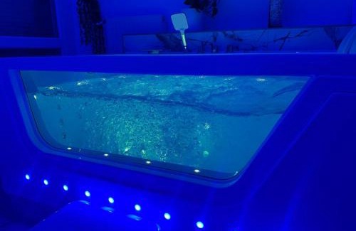 Metz Apartment | Loveroom de luxe avec jacuzzi sauna vapeur écran 300 cm