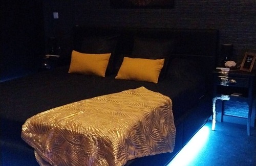 Alencon Bed & Breakfast | Loveroom la chambre d'aphrodite 2 to 4 people for an unforgettable experience