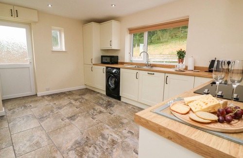 Llanddewi Ystradenny House | LOWER PENTRE, family friendly, with hot tub in Llandrindod Wells