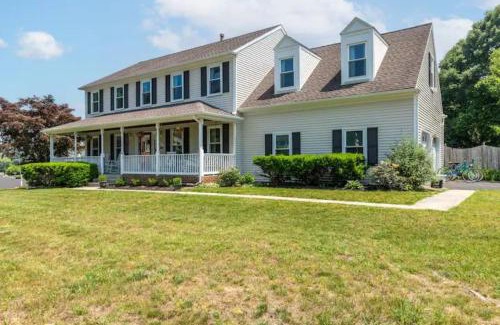 Bowie House | Lrge 5 BR 9 Beds Near DC-Pool, Hot Tub, Gym, Game Rm, Fire Pit