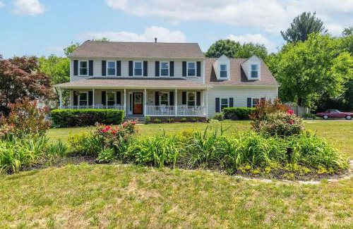 Bowie House | Lrge 5 BR 9 Beds Near DC-Pool, Hot Tub, Gym, Game Rm, Fire Pit
