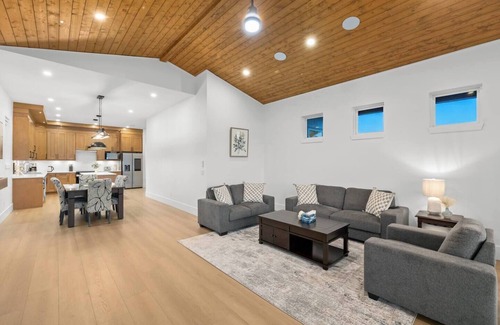 Kamloops House | Luxury Lake House - Nicola Lake