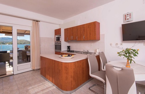 Dubrava Apartment | Luka Dubrava is a small fishing village in the middle of Peljesac, with only a few houses.