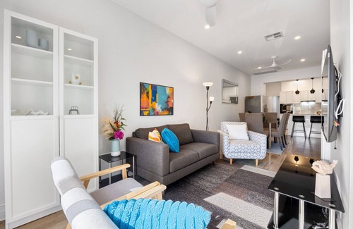 Hyde Park Apartment | Lume Outlook - Dedicated Workspace, Wi-FI, Parking