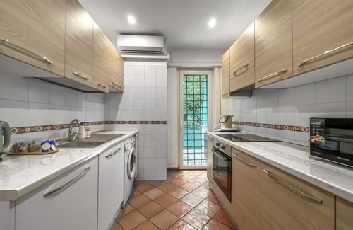 EUR Apartment | Luminoso Appartamento Ristrutturato con Posto Auto Privato