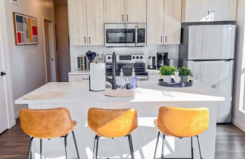 St. Anthony West Apartment | Lux 2BD, Sofa Bed DT &UMN, GYM Free Street parking