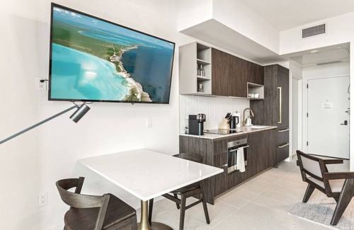 Downtown Miami Apartment | Lux 48th Floor Penthouse| Water views, Pool, Gym & Spa