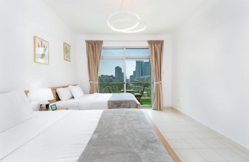 The Greens Apartment | Lux BnB I Una Tower I Lakes View