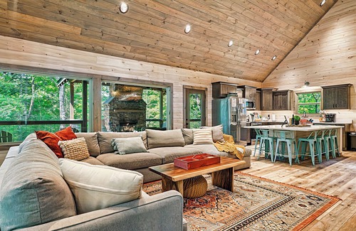 Gatlinburg - Pigeon Forge Cabin | Lux Cabin w/Heated Pool/Hot Tub/Fire Place/Theatre Rm/Game Rm/5 miles to Prkwy