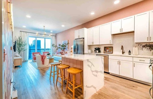 East Nashville Apartment | Lux. Dolly’s Dream! Lux Home on Main St! 11 beds!