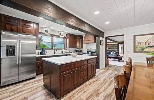 Pittman Center Cabin | lux epic mtn view HotTub pool table yard 4 king suites Far Horizons Ldg
