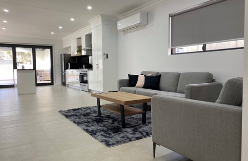 Broken Hill House | Lux Modern 4 Bedroom home n3 minuts to all Sopping centres