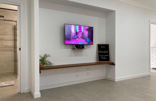 Broken Hill House | Lux Modern 4 Bedroom House Central CBD