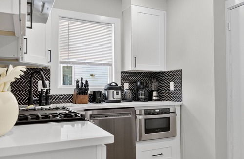 Somerville Apartment | LUX Retreat Home with Yard | Family/Group Trip