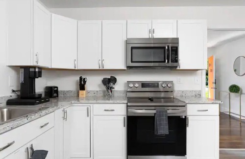 Charlotte House | Lux Velvet 8 mins from Downtown Large Backyard.