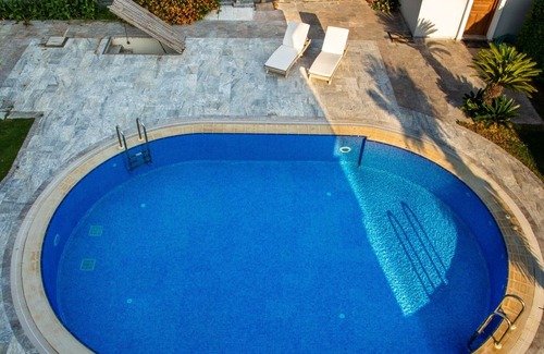 Altınyunus Mahallesi Villa | Lux Villa w Pool, Garden 3 min to Sea in Cesme