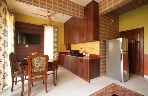 Cooke Town Apartment | Luxe 1BHK Suite :Cooke Town : King bed, WFH, balcony, AC, wifi, power bkp, LGBT+