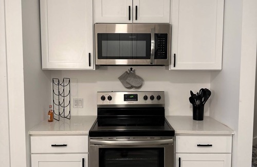 Elizabeth Apartment | Luxe 1BR Apartment EWR Prudential Center