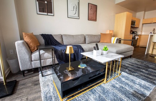 Financial District Apartment | Luxe 1BR DTLA Stay w/Gym, Workplace and Fast WIFI