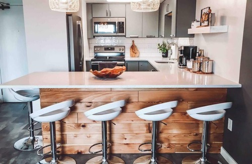 Nashville Condo | Luxe 2 Bedroom - On Music Row - Guitar Pool - Sleeps 8