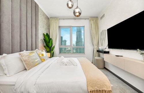 Downtown Dubai Apartment | Luxe 4 bedroom Apartment I Burj Khalifa & Fountain Views I Free Gym, Pool, Parking, Wi-Fi and PS5 I by Skyline Serenity