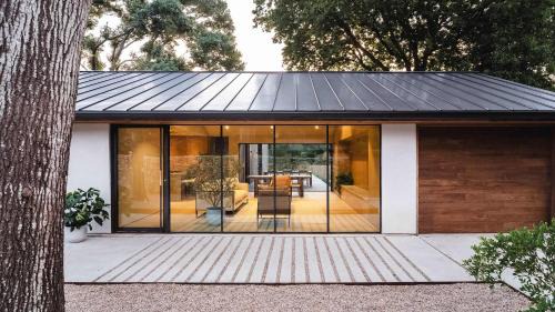 St. Edwards House | Luxe 4-Bedroom Wellness Retreat with Pool