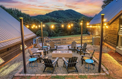 Leicester Cabin | Luxe A-Frame, Stunning Views, Pickleball, Sauna, Mini Golf, Mins to Downtown AVL