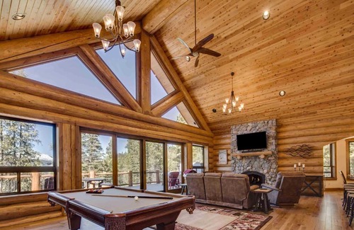 Breckenridge Park Estates House | Luxe Breck Log Cabin with Hot Tub, Bar and Views!